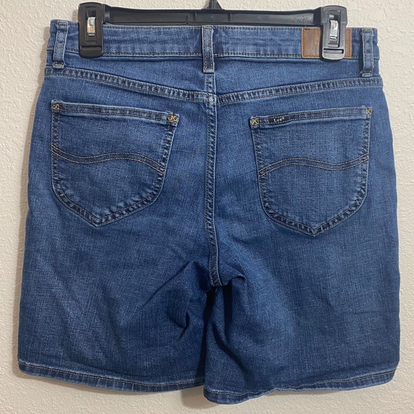 Lee Women's Shorts - Regular Fit, Mid Rise Size 6M - Picture 2 of 5